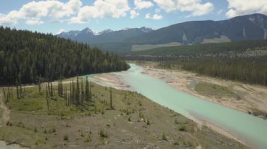 Güneşli bir yaz günü boyunca güzel Kanada Dağ Manzara ile çevrili vadide doğal bir yolun havadan görünümü. Banff, Alberta, Kanada yakınlarında çekilmiş.