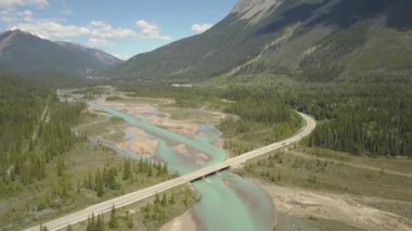 Güneşli bir yaz günü boyunca güzel Kanada Dağ Manzara ile çevrili vadide doğal bir yolun havadan görünümü. Banff, Alberta, Kanada yakınlarında çekilmiş.