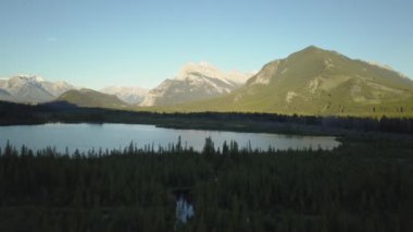 Canlı yaz gün doğumu sırasında Kanada dağ manzarası doğal bir gölde hava görünümünü. Alınan Jones Gölü yakınında Chilliwack ve umut, East of Vancouver, Bc, Kanada.