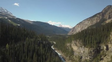 Canlı güneşli bir yaz günü boyunca Güzel Kanada Rockies Manzara Havadan görünümü. Alberta Kanada'da çekilen.