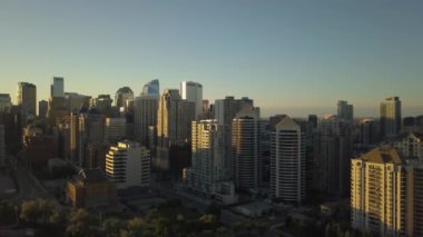 Canlı bir yaz gün doğumu sırasında modern bir şehir manzarası havadan görünümü. Calgary, Alberta, Kanada'da çekilmiş.