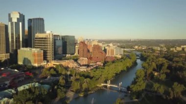 Canlı bir yaz gün doğumu sırasında modern bir şehir manzarası havadan görünümü. Calgary, Alberta, Kanada'da çekilmiş.