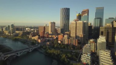 Canlı bir yaz gün doğumu sırasında modern bir şehir manzarası havadan görünümü. Calgary, Alberta, Kanada'da çekilmiş.