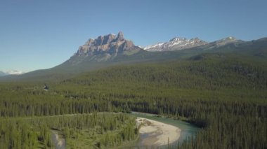 Güneşli bir yaz günü boyunca Kanada Rockies Manzara havadan görünümü. Alberta, Kanada'da çekilmiş.