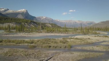 Güneşli bir yaz günü boyunca Kanada Rockies Manzara havadan görünümü. Alberta, Kanada'da çekilmiş.