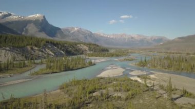 Güneşli bir yaz günü boyunca Kanada Rockies Manzara havadan görünümü. Alberta, Kanada'da çekilmiş.
