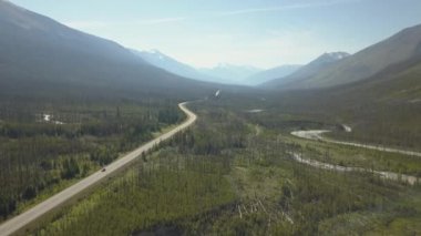Güneşli bir yaz günü boyunca güzel Kanada Dağ Manzara ile çevrili vadide doğal bir yolun havadan görünümü. Banff, Alberta, Kanada yakınlarında çekilmiş.