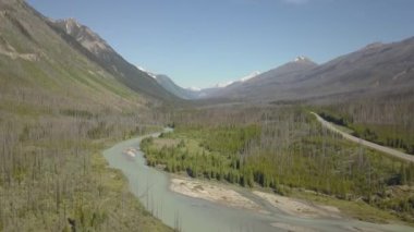 Güneşli bir yaz günü boyunca güzel Kanada Dağ Manzara ile çevrili vadide doğal bir yolun havadan görünümü. Banff, Alberta, Kanada yakınlarında çekilmiş.
