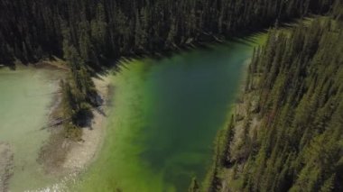 Vahşi doğada renkli bir Buzul Gölü havadan görünümü. Alınan Banff, Alberta, Kanada.