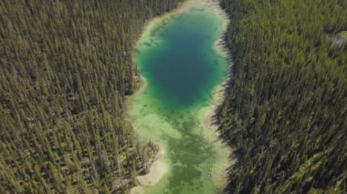 Vahşi doğada renkli bir Buzul Gölü havadan görünümü. Alınan Banff, Alberta, Kanada.