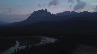 Renkli bir yaz gündoğumu sırasında güzel Kanada Dağ Manzara ile çevrili vadide doğal bir yolun havadan görünümü. Banff, Alberta, Kanada yakınlarında çekilmiş.
