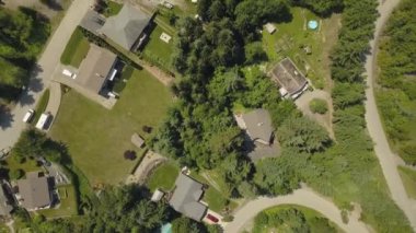 Bulutlu bir gün batımı sırasında yerleşim mahallenin havadan görünümü. 