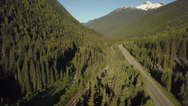 Вид Потяг Біля Мальовничої Дороги Оточенні Красивих Канадських Гір Сонячний — стокове відео