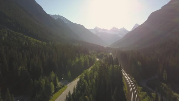 Luchtfoto Van Een Schilderachtige Weg Omringd Door Prachtige Canadese Bergen — Stockvideo
