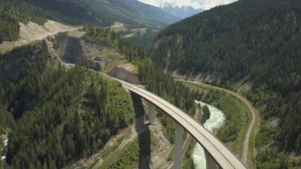 Vista Aérea Una Pintoresca Carretera Rodeada Por Las Hermosas Montañas — Vídeos de Stock