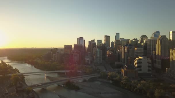 Luftaufnahme Eines Modernen Stadtzentrums Während Eines Pulsierenden Sommersonnenaufgangs Aufgenommen Calgary — Stockvideo