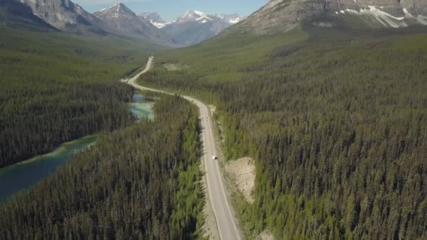 Luftutsikt Över Naturskön Väg Dalen Omgiven Det Vackra Kanadensiska Bergslandskapet — Stockvideo