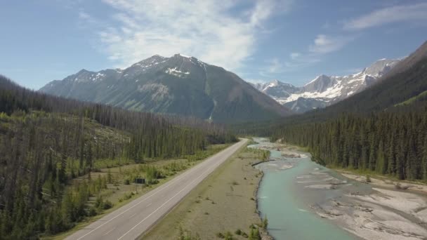 Vista Aérea Camino Pintoresco Valle Rodeado Por Hermoso Paisaje Montaña — Vídeo de stock