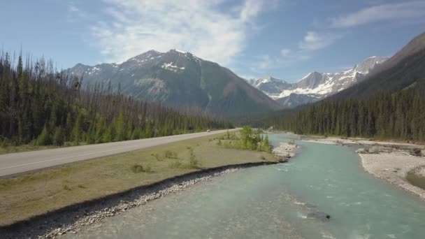 Luftutsikt Över Naturskön Väg Dalen Omgiven Det Vackra Kanadensiska Bergslandskapet — Stockvideo