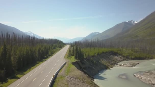Letecký Pohled Malebnou Silnici Údolí Obklopenou Krásnou Kanadskou Horou Mountain — Stock video