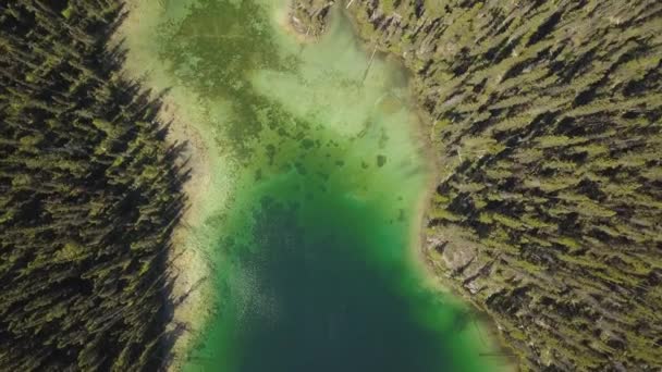 Vista Aérea Colorido Lago Glaciar Desierto Tomado Banff Alberta Canadá — Vídeo de stock