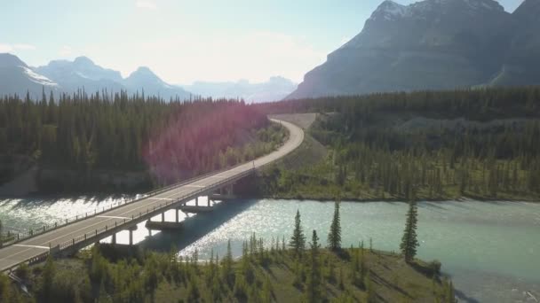 Luftutsikt Över Naturskön Rutt Dalen Mellan Bergen Solig Sommardag — Stockvideo