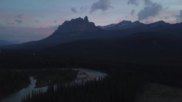 Letecký Pohled Malebnou Silnici Údolí Obklopenou Krásnou Kanadskou Horou Mountain — Stock video