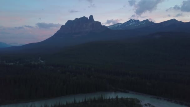 在五颜六色的夏季日出中 山谷中风景优美的道路鸟瞰图 周围环绕着美丽的加拿大山景 在加拿大阿尔伯塔省班夫附近拍摄 — 图库视频影像