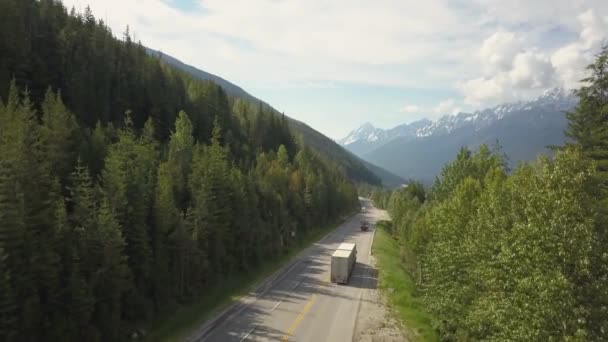 Luftfoto Naturskøn Rute Dalen Mellem Bjergene Løbet Solrig Sommerdag – Stock-video