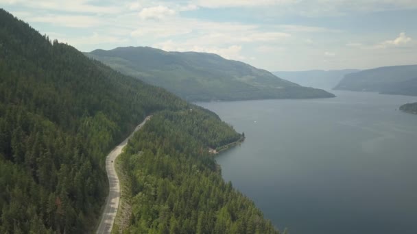 活気のある晴れた夏の日の間にトランス カナダ ハイウェイの眺め シュスワップ湖 Sicamous カナダの近くに撮影 — ストック動画
