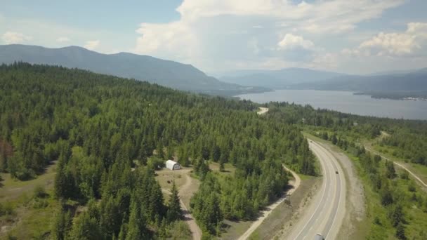 Luchtfoto Van Trans Canada Highway Tijdens Een Levendige Zonnige Zomerdag — Stockvideo