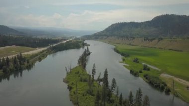 Bir canlı güneşli yaz gün boyunca hava görünümünü Trans-Kanada karayolu Thompson Nehri yakınında. Kamloops, Bc, Kanada alınan.