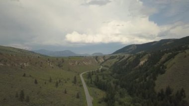 Bir canlı güneşli yaz gün boyunca hava görünümünü Trans-Kanada karayolu. Shuswap göl kenarında, Sicamous, Bc, Kanada alınan.