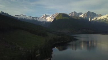 Canlı güneşli bir gün boyunca Chilliwack Gölü'nün havadan manzara görünümü. Vancouver'ın doğusunda yer alan British Columbia, Kanada.
