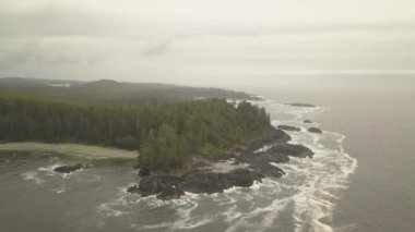 Güzel hava deniz manzarası görünümü bir canlı yaz günü sırasında Pasifik Okyanusu kıyısında. Kuzey Vancouver Adası, British Columbia, Kanada alınan.