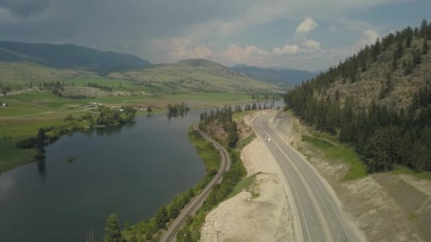 Flygfoto Över Trans Canada Highway Nära Thompson River Pulserande Solig — Stockvideo