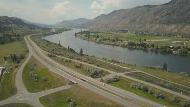 活気のある晴れた夏の日の間にトランス カナダ ハイウェイ トムソンの川の近くの眺め カムループス ブリティッシュ コロンビア カナダの近くに撮影 — ストック動画
