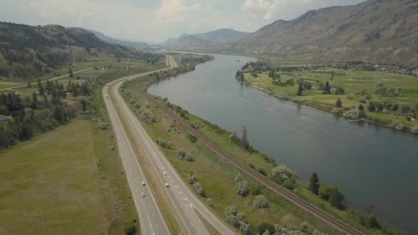 Αεροφωτογραφία Του Trans Καναδά Highway Κοντά Ποταμών Thompson Κατά Διάρκεια — Αρχείο Βίντεο