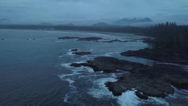 Luftaufnahme Der Pazifikküste Während Eines Bewölkten Sommersonnenuntergangs Aufgenommen Der Nähe — Stockvideo