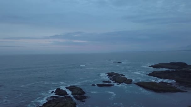 Luchtfoto Zeegezicht Uitzicht Stille Oceaan Kust Tijdens Een Zonsondergang Bewolkt — Stockvideo