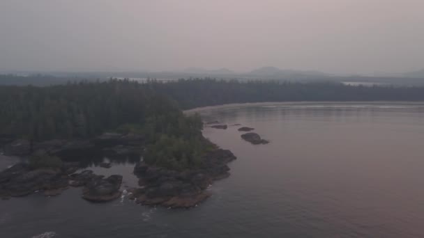 夏の夕日の間に太平洋の霧に覆われた美しい海岸の航空写真 トフィーノ バンクーバー島 ブリティッシュコロンビア州 カナダの近くで撮影されたビデオ — ストック動画