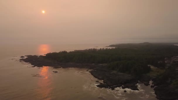 曇りの夏の日の出の間に太平洋沿岸の美しいビーチの航空写真 — ストック動画