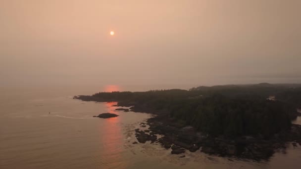 曇りの夏の日の出の間に太平洋沿岸の美しいビーチの航空写真 — ストック動画