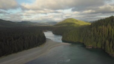 Güzel hava deniz manzarası görünümü bir canlı yaz gün batımı sırasında Pasifik Okyanusu kıyısında. Kuzey Vancouver Adası, British Columbia, Kanada alınan.