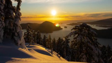 Canlı bir kış gün batımı sırasında Kanada Dağ Manzara Güzel Timelapse. Harvey Dağı'nın tepesinden alındı, Vancouver'ın kuzeyinden, British Columbia, Kanada.