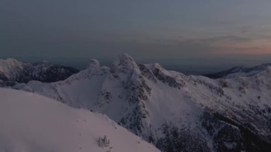 Bir kış gün batımı sırasında Güzel Bir Kanada Dağ Manzara Havadan görünümü. Howe Sound'da çekilen, Vancouver yakınlarında, Bc, Kanada.