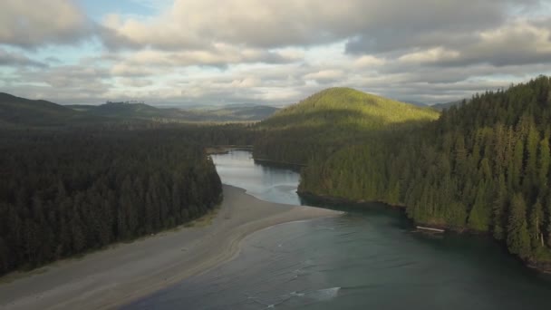 Schöne Luftaufnahme Des Meeres Der Pazifikküste Während Eines Pulsierenden Sommersonnenuntergangs — Stockvideo
