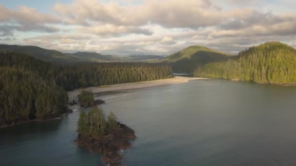 活気のある夏の日の間に太平洋の海の海岸の美しい空中海景ビュー 北バンクーバーの島 ブリティッシュ コロンビア カナダで撮影しました — ストック動画