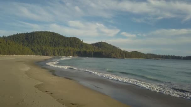 在充满活力的夏季日落中 在太平洋海岸欣赏美丽的空中海景 拍摄于加拿大不列颠哥伦比亚省北温哥华岛 — 图库视频影像