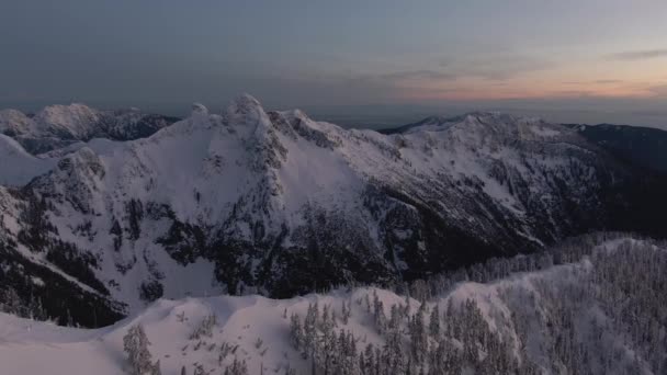 Vue Aérienne Magnifique Paysage Montagneux Canadien Pendant Coucher Soleil Hivernal — Video